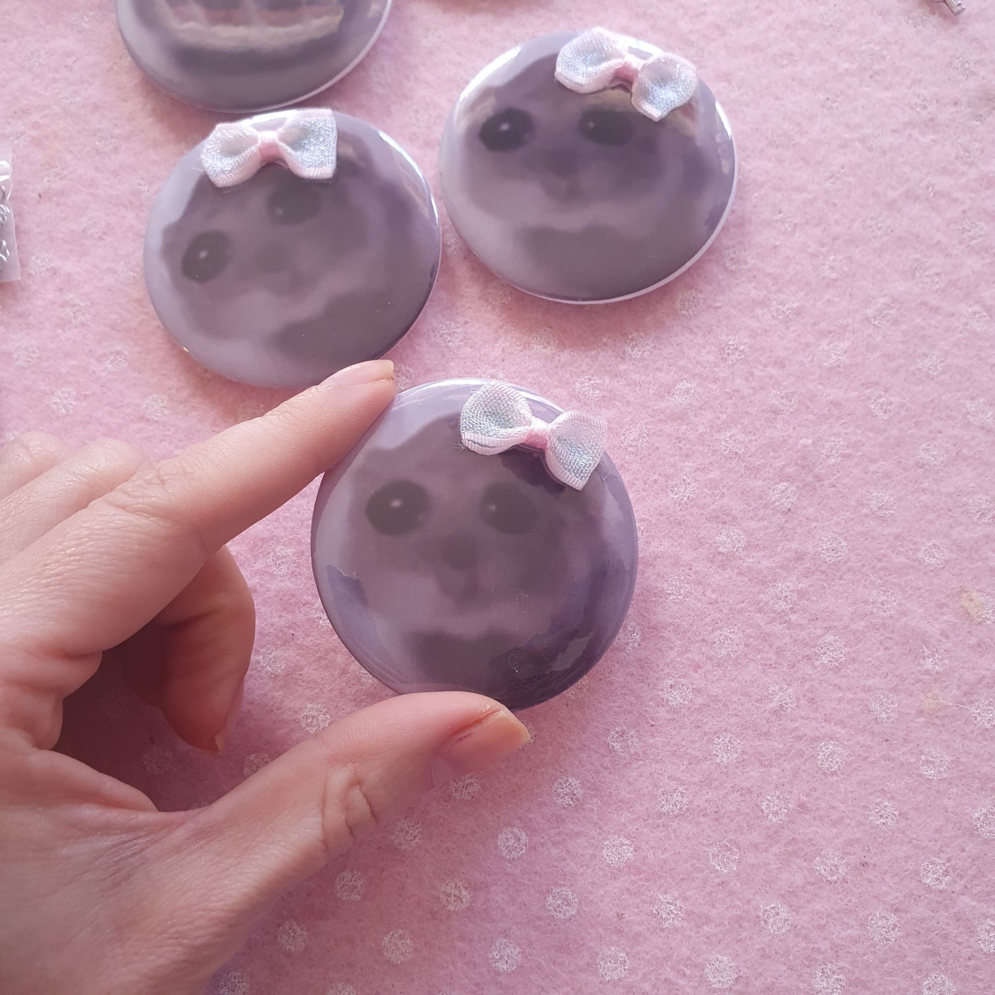 Meme hamster brooch with bow 58mm