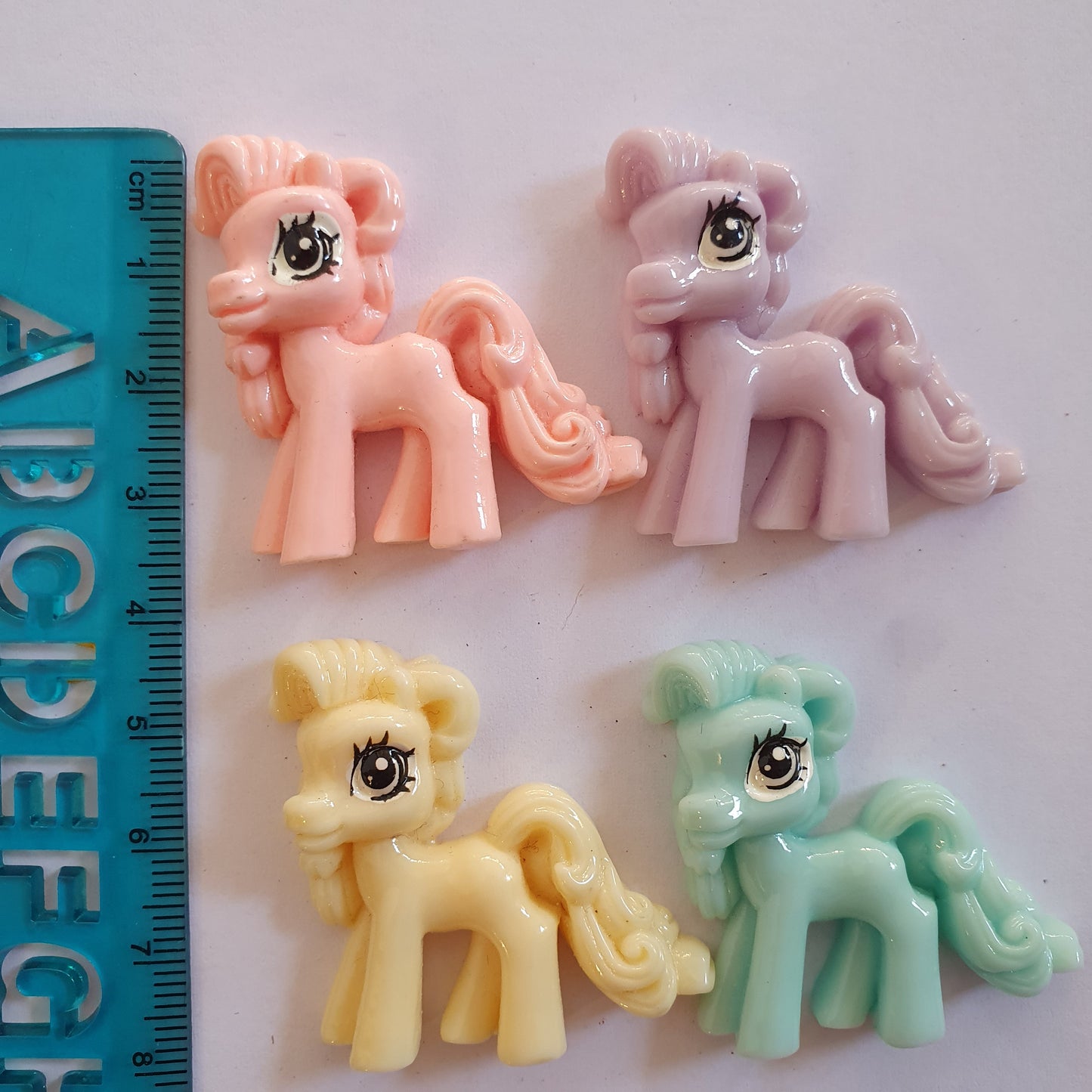 Pony mix resin cabochon - 8 pieces