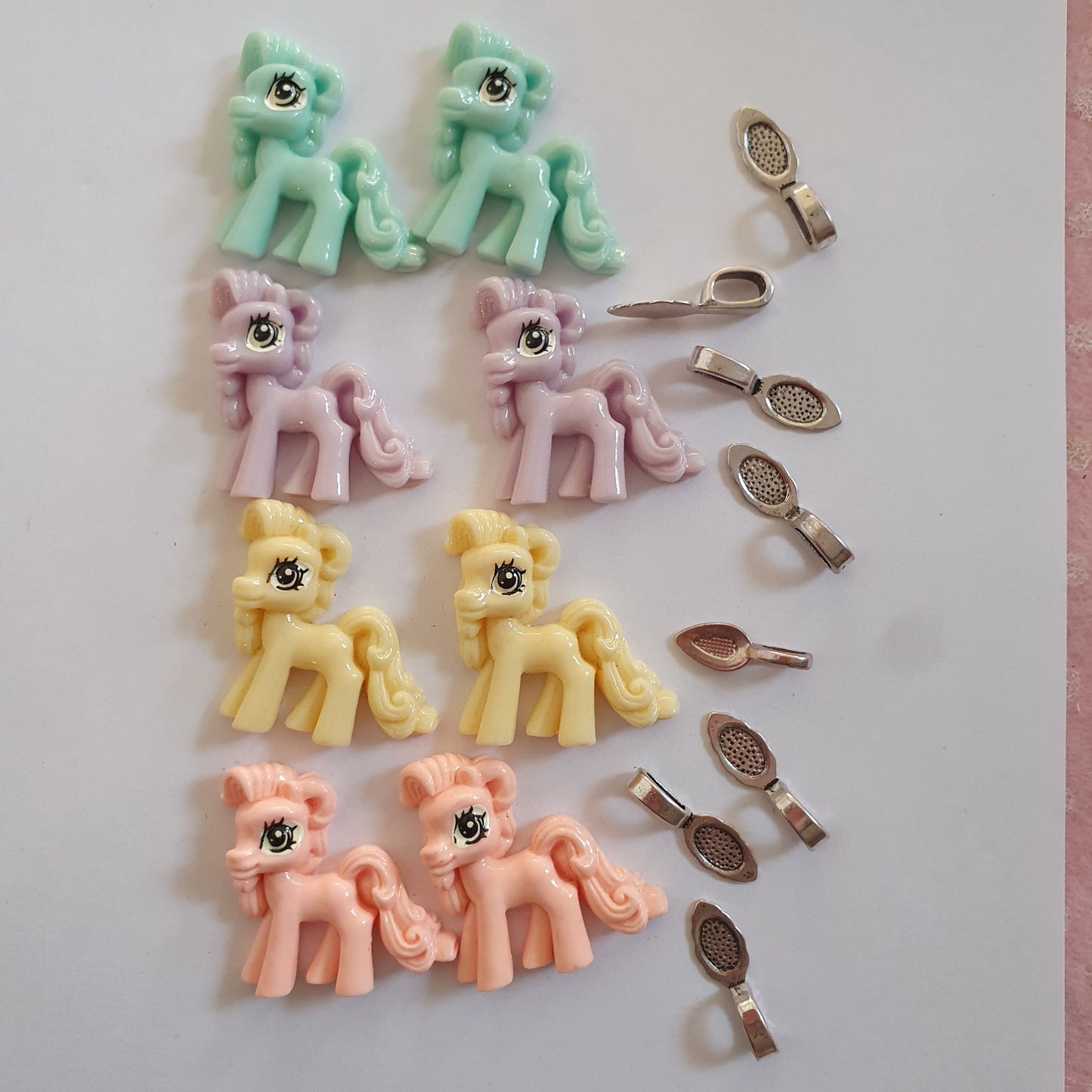 Pony mix resin cabochon - 8 pieces