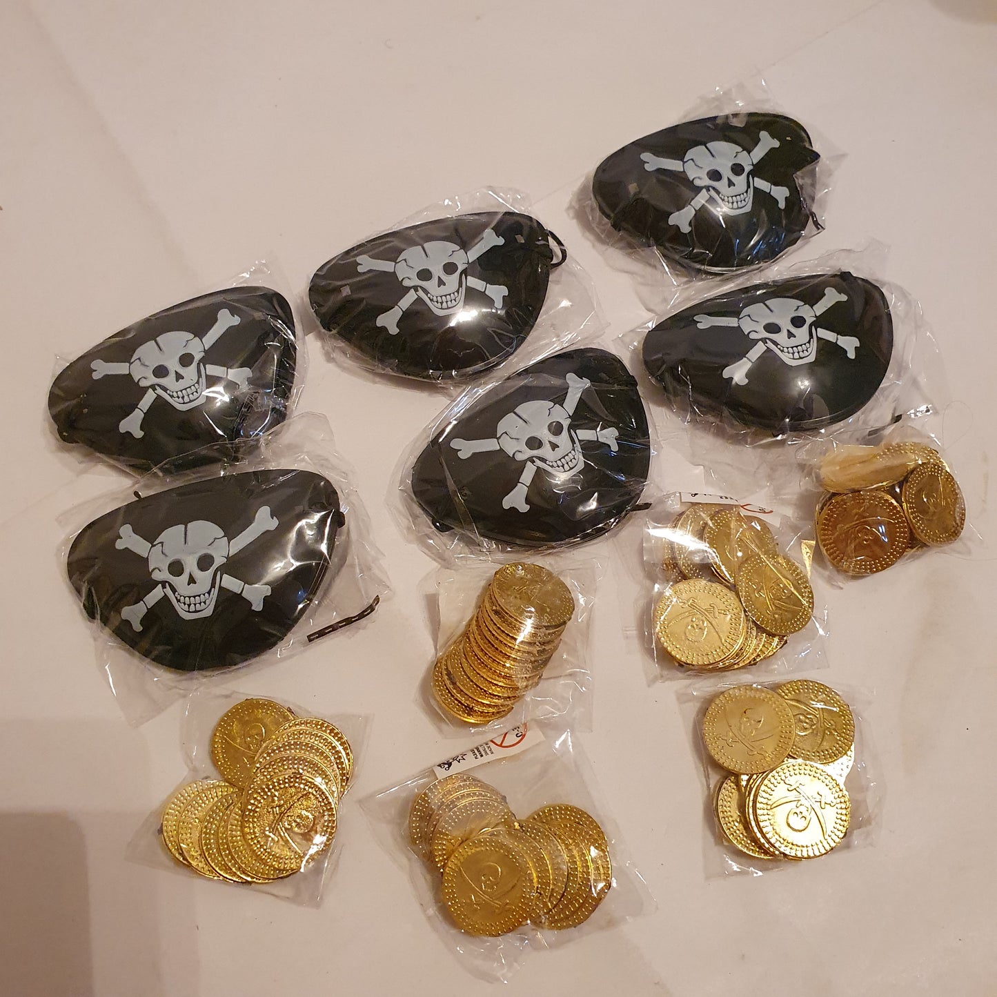 PIRATE GADGETS blindfold and gold doubloons