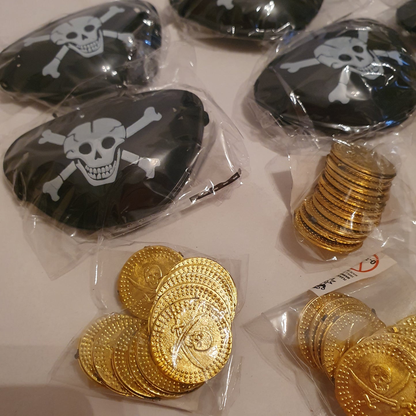 PIRATE GADGETS blindfold and gold doubloons