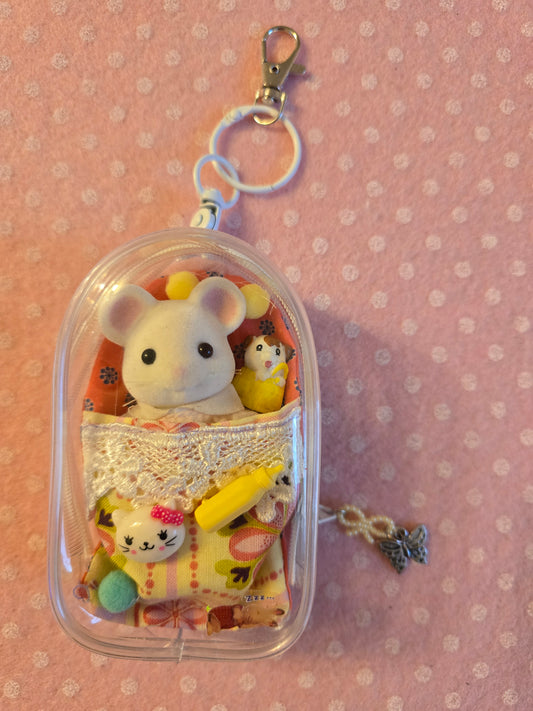 Sylvanian family bag charm - topino nel letto